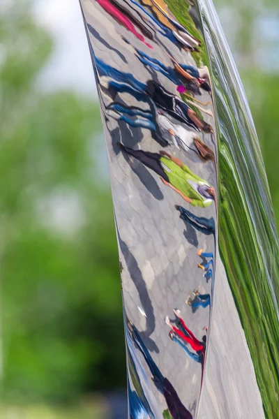 Parlak yüzeyde insanların yansıması