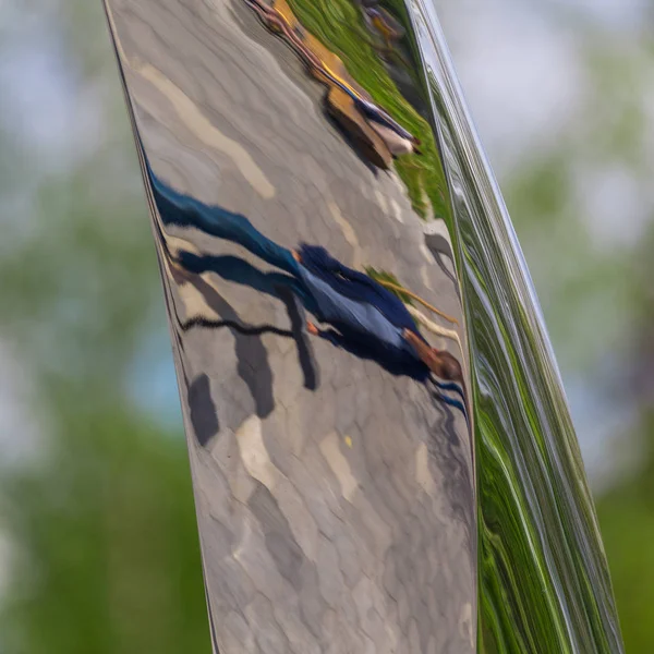 Parlak yüzeyde insanların yansıması