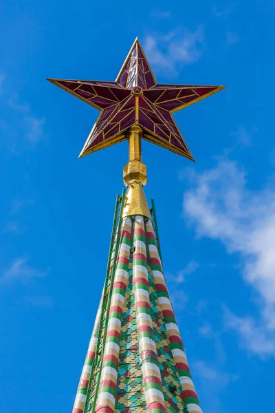 Ruby ster op de Spasskaya-toren van het Kremlin Rechtenvrije Stockafbeeldingen