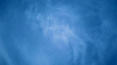 Gri mavi bulutları ve aşağıdan yukarıya doğru hareketlerle bulutlu gökyüzü. Gri soyut arka plana sahip airflow video. Yere paralel yüzen bulutların boyalı kütlesi, tüm ekranı işgal, döngülü
