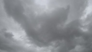 Soldan sağa hareket ile gri bulutlar ile bulutlu gökyüzü. Gri soyut arka plana sahip airflow video. Uzayın tüm yüzeyinde pus ve sis.