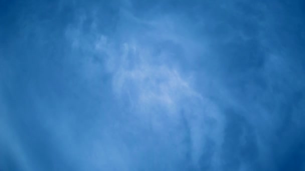 多云的天空与灰色的蓝色云与自下而上的运动 具有灰色抽象背景的气流视频 彩绘质量的云低浮动平行于地面 占据整个屏幕 — 图库视频影像