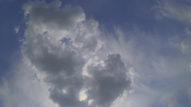青空を背景にした雲の動き 縦上の動画撮影方向 積雲と巻雲と明るい夏の太陽と加速空気の流れ — ストック動画