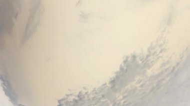 Atmosferdeki zehirli gazların rengi ve dokusuyla yabancı bulutlar. Gri ve kahverengi tonlarda atmosferik bulut fenomeni.