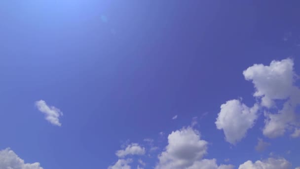 Nubes Cielo Azul Día Soleado Brillante Disparo Vertical Acelerado Fenómenos — Vídeos de Stock