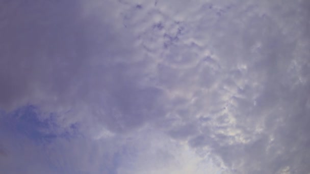 Des nuages bas et sombres se déplacent, libérant le ciel bleu clair. Enregistrement vidéo plus rapide des phénomènes atmosphériques sur un objectif grand angle par une journée d'été ensoleillée et brillante .