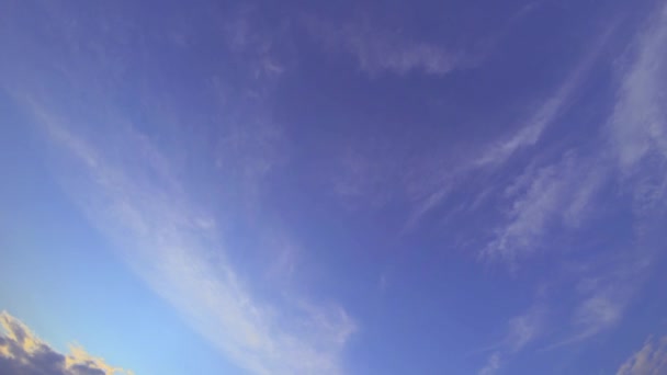 Nubes Cielo Azul Día Soleado Brillante Disparo Vertical Acelerado Fenómenos — Vídeo de stock