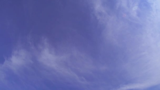 Облака Голубом Небе Яркий Солнечный День Вертикальная Ускоренная Съемка Атмосферных — стоковое видео
