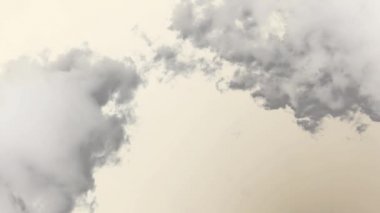 Atmosferdeki zehirli gazların rengi ve dokusuyla yabancı bulutlar. Gri ve kahverengi tonlarda atmosferik bulut fenomeni.