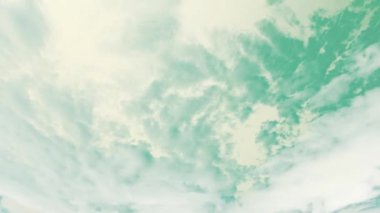 Turkuaz mavisi arka plan daki beyaz bulutlar. geniş açılı bir mercek üzerinde atmosferik olayların hızlandırılmış video kaydı.