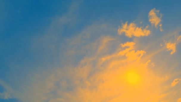 動いている明るい青空に対する黄色い雲 広角レンズでの大気現象の高速ビデオ録画 — ストック動画
