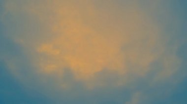 Hareket halindeki parlak mavi gökyüzüne karşı sarı bulutlar. Geniş açılı lensüzerinde atmosferik olayların daha hızlı video kaydı.