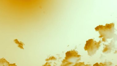 Fantastik bulutlar gökyüzünde çok hızlı hareket. Yabancı bir gezegende kahverengi-sarı atmosferik fenomenler. Geniş açılı lensle daha hızlı çekim.