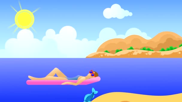Девушка Плавает Водном Матрасе Морю Фоне Неба Облаками Солнцами Лучами — стоковое видео