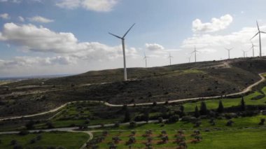 Rüzgar türbinlerinin hava görüntüsü. Enerji üretimi. Gün batımında 4K hava çekimi. 4k drone görüntü türbinleri gün doğumunda bulutlu