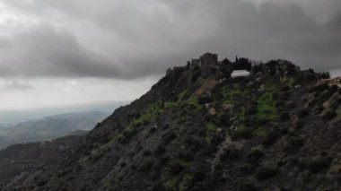 Ünlü şato 4K 'nın panoramik hava aracı görüntüsünü stokla