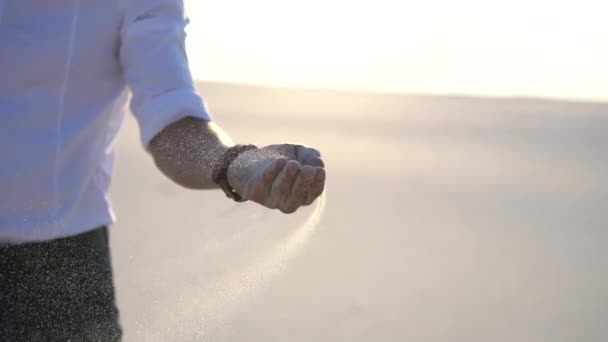 Sand fällt einem Geschäftsmann aus den Händen — Stockvideo