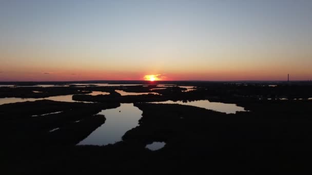 Zachód słońca na widok drona rzecznego — Wideo stockowe