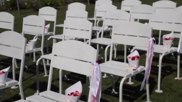 Hochzeitsstühle für eine Zeremonie außerhalb des Ortes — Stockvideo