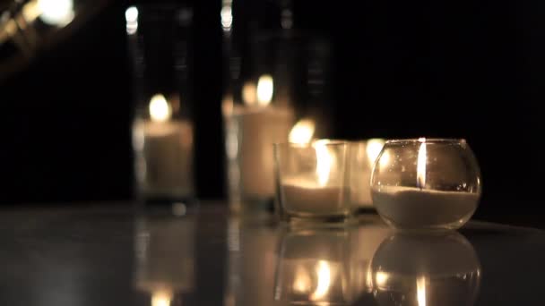Belas velas ardem no escuro — Vídeo de Stock