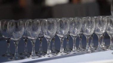 Güneş ışığında şampanya bardakları