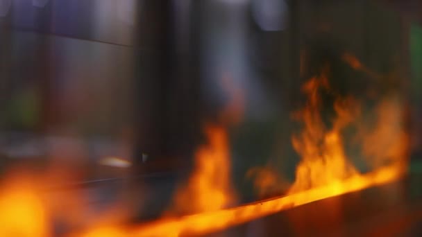 Искусственный огонь горит за стеклом — стоковое видео