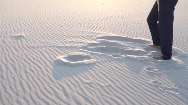 Sand unter den Füßen eines Geschäftsmannes — Stockvideo