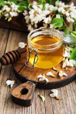 ile akasya çiçekleri ahşap arka plan üzerinde tatlım