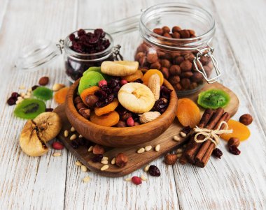 Karışık Kuruyemiş eski bir beyaz ahşap tablo