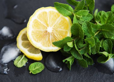 Nane limon ile yeşil ve siyah bir taş zemin üzerine buz