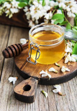 ile akasya çiçekleri ahşap arka plan üzerinde tatlım