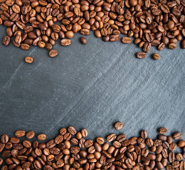 Koffiebonen Een Zwarte Achtergrond Van Stenen — Stockfoto