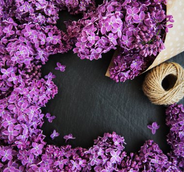 Siyah bir taş zemin üzerine eflatun çiçekler