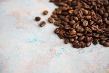 Kahve çekirdekleri gri taş zemin üzerine