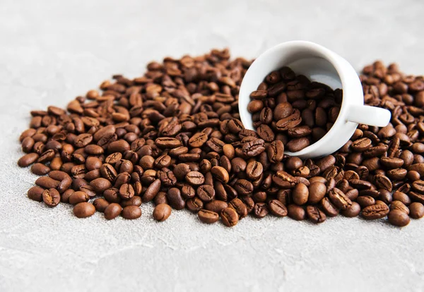 Filiżanka Kawy Pełna Ziaren Kawy — Zdjęcie stockowe