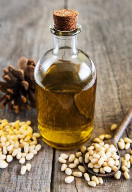 Çam fıstığı eski ahşap bir masa üzeri yağlıboya