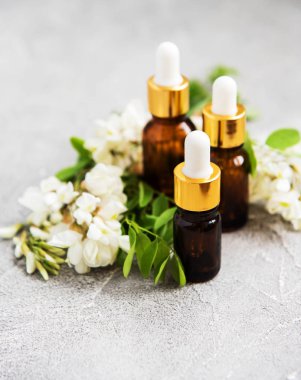 akasya esans şişeleri akasya çiçekler ile