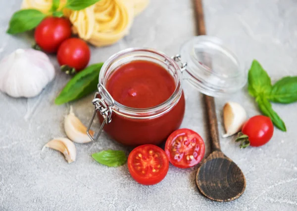 Tarro Con Salsa Tomate Ingredientes Sobre Fondo Piedra —  Fotos de Stock