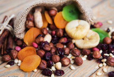 Eski ahşap bir masa üzerinde karışık Kuruyemiş