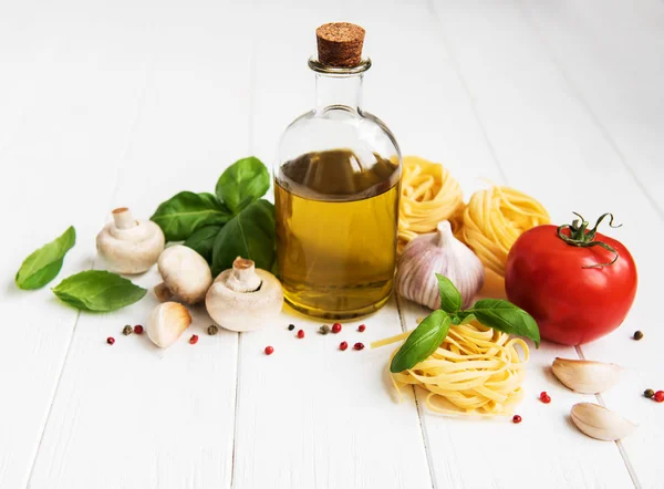 Ingredienti Alimentari Italiani Olio Oliva Spezie Pasta Pomodori Tavolo Legno — Foto Stock