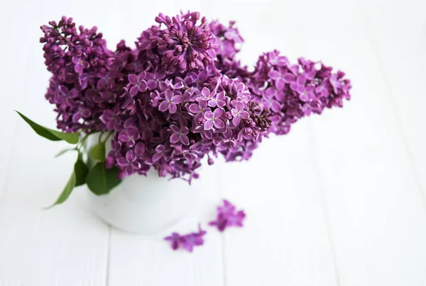 Bukett Med Vackra Vårblommor Lila Vas — Stockfoto