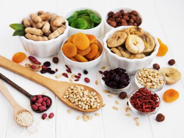 Karışık Kuruyemiş eski bir beyaz ahşap tablo