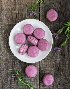 macarons lavanta lezzet ve taze lavanta çiçekleri ile Fransız