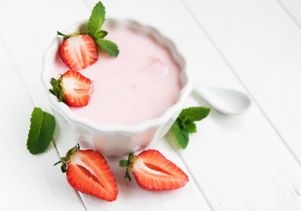 白色木桌上的草莓酸奶碗 — 图库照片