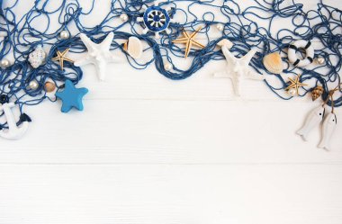 Balık ağı ile denizyıldızı Beyaz ahşap zemin üzerinde