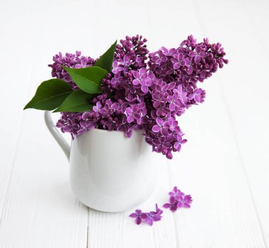 Leylak bir vazo içinde güzel bahar çiçekleri buketi