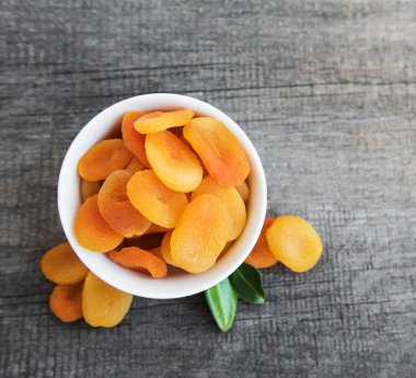 Eski ahşap bir masa üzerinde Kuru Kayısı