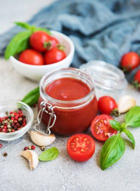 Domates sosu ve malzemeler taş zemin üzerine kavanoz