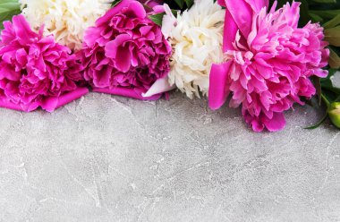 güzel pembe ve beyaz şakayık çiçekleri taş zemin üzerine