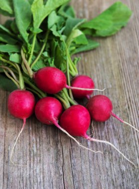 Eski ahşap bir masa üzerinde taze mor redish